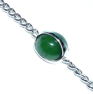 filigranes Einzelstück, Vintage-Jade-Armband aus 835 Silber, grüner, kegelförmiger Jade-Cabochon über den ein Silberstreifen läuft, Gesamtlänge 18 cm im Panzermuster, Federring, 1960-er Jahre - Nur erhältlich im Onlineshop von Juwelier & Goldschmiede Danilo!