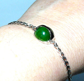 filigranes Einzelstück, Vintage-Jade-Armband aus 835 Silber, grüner, kegelförmiger Jade-Cabochon über den ein Silberstreifen läuft, Gesamtlänge 18 cm im Panzermuster, Federring, 1960-er Jahre - Nur erhältlich im Onlineshop von Juwelier & Goldschmiede Danilo!