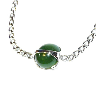 filigranes Einzelstück, Vintage-Jade-Armband aus 835 Silber, grüner, kegelförmiger Jade-Cabochon über den ein Silberstreifen läuft, Gesamtlänge 18 cm im Panzermuster, Federring, 1960-er Jahre - Nur erhältlich im Onlineshop von Juwelier & Goldschmiede Danilo!