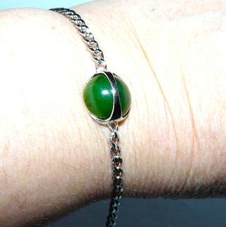 filigranes Einzelstück, Vintage-Jade-Armband aus 835 Silber, grüner, kegelförmiger Jade-Cabochon über den ein Silberstreifen läuft, Gesamtlänge 18 cm im Panzermuster, Federring, 1960-er Jahre - Nur erhältlich im Onlineshop von Juwelier & Goldschmiede Danilo!
