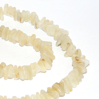 gelbes Einzelstück, Jadecollier, gelbe Lemonjade in Dreiecken geschliffen mit einer Seitenlänge von ca. 12mm, Länge 50cm, Drehverschluß aus Gelbmetall, auf Faden aufgezogen - Goldschmiede Danilo
