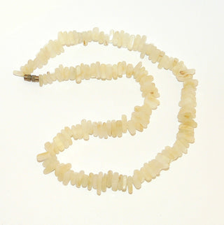 gelbes Einzelstück, Jadecollier, gelbe Lemonjade in Dreiecken geschliffen mit einer Seitenlänge von ca. 12mm, Länge 50cm, Drehverschluß aus Gelbmetall, auf Faden aufgezogen - Goldschmiede Danilo