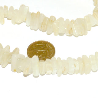gelbes Einzelstück, Jadecollier, gelbe Lemonjade in Dreiecken geschliffen mit einer Seitenlänge von ca. 12mm, Länge 50cm, Drehverschluß aus Gelbmetall, auf Faden aufgezogen - Goldschmiede Danilo