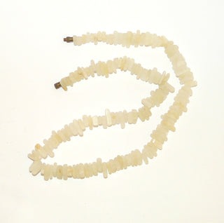 gelbes Einzelstück, Jadecollier, zartgelbe Lemonjade in Dreiecken mit einer Seitenlänge von ca. 12mm, Länge 50cm, Drehverschluß Gelbmetall, auf Faden aufgereiht - Goldschmiede Danilo