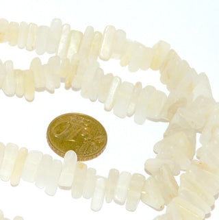gelbes Einzelstück, Jadecollier, zartgelbe Lemonjade in Dreiecken mit einer Seitenlänge von ca. 12mm, Länge 50cm, Drehverschluß Gelbmetall, auf Faden aufgereiht - Goldschmiede Danilo
