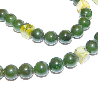 grünes Einzelstück, Unikat-Jadecollier, Edelsteinkette aus Kugeln 10 mm der dunkel olivgrünen Nephrit-Jade & Würfeln 8x8 mm aus Chita-Jade / Serpentin-Varietät, Läng 49 cm, Verschluß Gold-Doublé, in unserer Werkstatt designt und aufgefädelt auf Stahlseide - Goldschmiede Danilo
