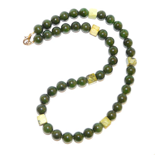 grünes Einzelstück, Unikat-Jadecollier, Edelsteinkette aus Kugeln 10 mm der dunkel olivgrünen Nephrit-Jade & Würfeln 8x8 mm aus Chita-Jade / Serpentin-Varietät, Läng 49 cm, Verschluß Gold-Doublé, in unserer Werkstatt designt und aufgefädelt auf Stahlseide - Goldschmiede Danilo