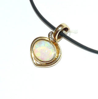 Einzelstück, Opal-Anhänger, australischer Jelly-Opal, ovaler, grün-blau schillernder Cabochon, fast herzförmig umrahmt in massiv 585 Gold, 3 funkelnde Zirkonia an der Schlaufe, Zargenfassung, die Clipöse ermöglicht auch das Tragen an Perlen- oder Edelsteinketten -	Unikate und Pretiosen nur erhältlich im Onlineshop der Goldschmiede Danilo!