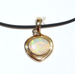 Einzelstück, Opal-Anhänger, australischer Jelly-Opal, ovaler, grün-blau schillernder Cabochon, fast herzförmig umrahmt in massiv 585 Gold, 3 funkelnde Zirkonia an der Schlaufe, Zargenfassung, die Clipöse ermöglicht auch das Tragen an Perlen- oder Edelsteinketten -	Unikate und Pretiosen nur erhältlich im Onlineshop der Goldschmiede Danilo!