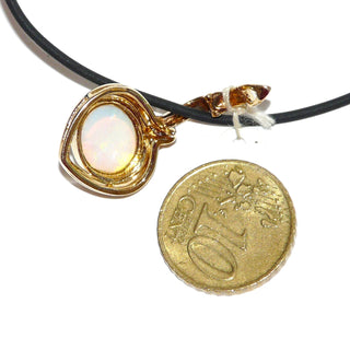 Einzelstück, Opal-Anhänger, australischer Jelly-Opal, ovaler, grün-blau schillernder Cabochon, fast herzförmig umrahmt in massiv 585 Gold, 3 funkelnde Zirkonia an der Schlaufe, Zargenfassung, die Clipöse ermöglicht auch das Tragen an Perlen- oder Edelsteinketten -	Unikate und Pretiosen nur erhältlich im Onlineshop der Goldschmiede Danilo!