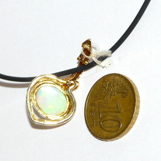 Einzelstück, Opal-Anhänger, australischer Jelly-Opal, ovaler, grün-blau schillernder Cabochon, fast herzförmig umrahmt in massiv 585 Gold, 3 funkelnde Zirkonia an der Schlaufe, Zargenfassung, die Clipöse ermöglicht auch das Tragen an Perlen- oder Edelsteinketten -	Unikate und Pretiosen nur erhältlich im Onlineshop der Goldschmiede Danilo!