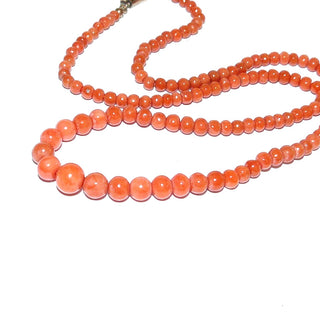 Antikes Einzelstück, orangerote, natürliche Mittelmeerkoralle im Verlauf handpolierte Kugeln 3,5 mm auf 7,4mm, auf Seide gefädelt, Länge 45,5cm, rundes Gold-Doublé Schloß, Jugendstil um 1900 - Goldschmiede Danilo