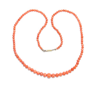 Antikes Einzelstück, orangerote, natürliche Mittelmeerkoralle im Verlauf handpolierte Kugeln 3,5 mm auf 7,4mm, auf Seide gefädelt, Länge 45,5cm, rundes Gold-Doublé Schloß, Jugendstil um 1900 - Goldschmiede Danilo