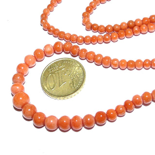 Antikes Einzelstück, orangerote, natürliche Mittelmeerkoralle im Verlauf handpolierte Kugeln 3,5 mm auf 7,4mm, auf Seide gefädelt, Länge 45,5cm, rundes Gold-Doublé Schloß, Jugendstil um 1900 - Goldschmiede Danilo