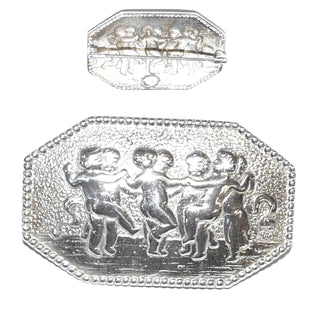 schöne massive 8-eckige Silberbrosche im Halbrelief, Kinderreigen / Putten, Symbole für Unschuld & Lebensfreude, Perlenstab-Rand, ca. 49,7 mm x 30,7 mm, Jugendstil um 1900 - Einzelstücke nur erhältlich bei www.danilogold-shop.de