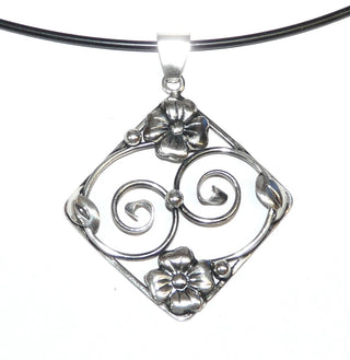 antike Handarbeit, Unikat-Anhänger aus 830 Silber mit zwei Ranken, Blättern + Blüten, filigran eingebettet in einem quadratischen Rahmen, ca. 33,8 mm x 33 mm, Art Nouveau um 1915-1920 - Unikate und Pretiosen nur erhältlich im Onlineshop der Goldschmiede Danilo!