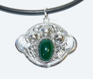 antikes Einzelstück, Vintage-Anhänger aus 835 Silber mit ovalem grünen Achat, halbplastische Schildform, 3 Röschen im Halbrelief, ca. 35 mm x 26,5 mm, später Jugendstil um 1920 - Vintage-Schmuck nur im Onlineshop von danilogold!