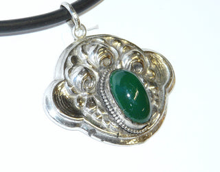 antikes Einzelstück, Vintage-Anhänger aus 835 Silber mit ovalem grünen Achat, halbplastische Schildform, 3 Röschen im Halbrelief, ca. 35 mm x 26,5 mm, später Jugendstil um 1920 - Vintage-Schmuck nur im Onlineshop von danilogold!