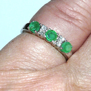 Einzelstück, Juwelen-Ring aus 585 Weißgold mit 3 runden, facettierten Smaragden + 4 Brillanten mit zusammen 0,06 Karat, sicher in Krappenfassungen eingefaßt, Ringweite 48,5 -	Unikate und Pretiosen nur erhältlich im Onlineshop der Goldschmiede Danilo!