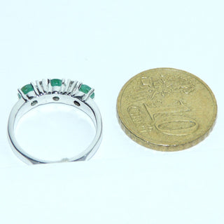 Einzelstück, Juwelen-Ring aus 585 Weißgold mit 3 runden, facettierten Smaragden + 4 Brillanten mit zusammen 0,06 Karat, sicher in Krappenfassungen eingefaßt, Ringweite 48,5 -	Unikate und Pretiosen nur erhältlich im Onlineshop der Goldschmiede Danilo!