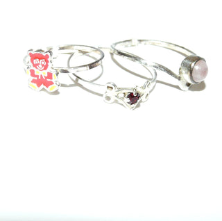 Einzelstücke, Kinder-Silberringe, 3-teiliges Ring-Set, Bärchen RW 47, rotes Kristall RW 55 + 1 Rosenquarz mit Hammerschlag RW 56,5 - Goldschmiede Danilo