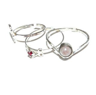 Einzelstücke, Kinder-Silberringe, 3-teiliges Ring-Set, Bärchen RW 47, rotes Kristall RW 55 + 1 Rosenquarz mit Hammerschlag RW 56,5 - Goldschmiede Danilo