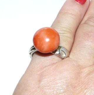 Natürliches Einzelstück, Korallen-Ring, eine Mariage aus einem modernen Ring in massivem 925 Silber & einem antiken Korallen-Bouton, Durchmesser 14,5 mm, poliert, florale Erhebungen auf der Ringschiene, Ringweite 55,5 - Goldschmiede-Danilo