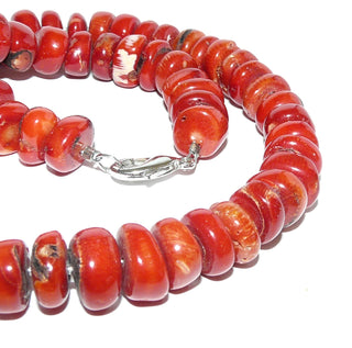 rotes Einzelstück, Edelsteinkette, colorierte Bambuskoralle, runde Scheiben Durchmesser 13mm, Länge 50cm, kleine transparente Zwischenteile für einen schönen Fall der Steine, Metall Karabiner, auf Stahlseide aufgefädelt - Goldschmiede Danilo