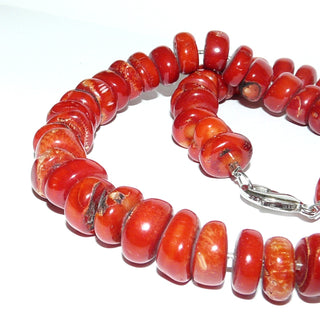 rotes Einzelstück, Edelsteinkette, colorierte Bambuskoralle, runde Scheiben Durchmesser 13mm, Länge 50cm, kleine transparente Zwischenteile für einen schönen Fall der Steine, Metall Karabiner, auf Stahlseide aufgefädelt - Goldschmiede Danilo