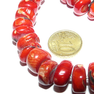 rotes Einzelstück, Edelsteinkette, colorierte Bambuskoralle, runde Scheiben Durchmesser 13mm, Länge 50cm, kleine transparente Zwischenteile für einen schönen Fall der Steine, Metall Karabiner, auf Stahlseide aufgefädelt - Goldschmiede Danilo