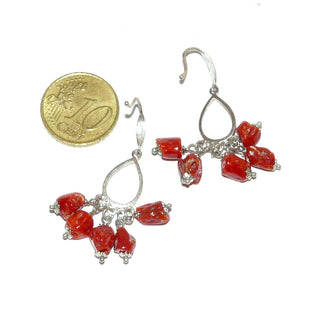 rote Einzelstücke, Korallen-Ohrhänger mit je 5 roten, kurzen Korallenästen, beweglich an einem offenen Tropfen befestigt, aus 925 Silber - Goldschmiede Danilo