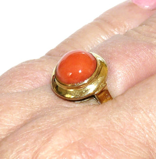 Vintage-Einzelstück, roter Korallenring aus 333 Gold poliert, runde Mittelmeerkoralle 10 mm Durchmesser in Zargenfassung mit Spiegelrand, gerade Seitenteile nach außen gebogen, Zarge erhaben mit Luftschnitt, Handarbeit, Ringweite 59, um 1950 - Goldschmiede Danilo