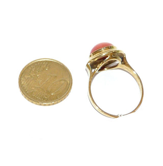Vintage-Einzelstück, roter Korallenring aus 333 Gold poliert, runde Mittelmeerkoralle 10 mm Durchmesser in Zargenfassung mit Spiegelrand, gerade Seitenteile nach außen gebogen, Zarge erhaben mit Luftschnitt, Handarbeit, Ringweite 59, um 1950 - Goldschmiede Danilo
