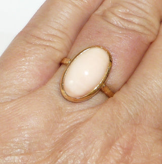 Vintage-Einzelstück, Korallenring aus 750 Gold mit einer ovalen Engelshautkoralle 16,4x9,7mm. "Angle-Skin-Koralle" kommt aus dem Pazifik z.B. Japan. Es handelt sich um eine sehr seltene Farbanomalie. Die breiter Zarge bildet einen schlichten Spiegelrand, gerade Seitenteile, Zarge erhaben über der Fingerauflage, Handarbeit, Ringweite 61, um 1970 - Goldschmiede Danilo