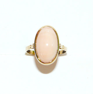 Vintage-Einzelstück, Korallenring aus 750 Gold mit einer ovalen Engelshautkoralle 16,4x9,7mm. "Angle-Skin-Koralle" kommt aus dem Pazifik z.B. Japan. Es handelt sich um eine sehr seltene Farbanomalie. Die breiter Zarge bildet einen schlichten Spiegelrand, gerade Seitenteile, Zarge erhaben über der Fingerauflage, Handarbeit, Ringweite 61, um 1970 - Goldschmiede Danilo