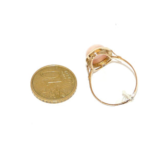Vintage-Einzelstück, Korallenring aus 750 Gold mit einer ovalen Engelshautkoralle 16,4x9,7mm. "Angle-Skin-Koralle" kommt aus dem Pazifik z.B. Japan. Es handelt sich um eine sehr seltene Farbanomalie. Die breiter Zarge bildet einen schlichten Spiegelrand, gerade Seitenteile, Zarge erhaben über der Fingerauflage, Handarbeit, Ringweite 61, um 1970 - Goldschmiede Danilo