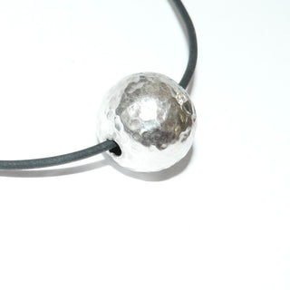 Schlichtes Einzelstück, Kugelanhänger aus 925 Silber, auch als Herrenanhänger, Hammerschlag-Muster, durchbohrt für Kette, Leder oder Kautschuk-Band, Durchmesser 15 mm, poliert. Schön auch zusammen mit anderen Anhängern zusammen aufgefädelt - Goldschmiede Danilo