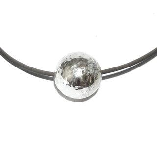 Schlichtes Einzelstück, Kugelanhänger aus 925 Silber, auch als Herrenanhänger, Hammerschlag-Muster, durchbohrt für Kette, Leder oder Kautschuk-Band, Durchmesser 15 mm, poliert. Schön auch zusammen mit anderen Anhängern zusammen aufgefädelt - Goldschmiede Danilo