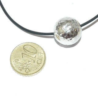 Schlichtes Einzelstück, Kugelanhänger aus 925 Silber, auch als Herrenanhänger, Hammerschlag-Muster, durchbohrt für Kette, Leder oder Kautschuk-Band, Durchmesser 15 mm, poliert. Schön auch zusammen mit anderen Anhängern zusammen aufgefädelt - Goldschmiede Danilo