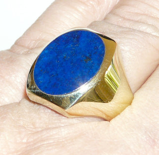 Einzelstück, Lapislazuli-Ring, klassischer Herrenring, Siegelring aus 585 Gold mit einem intensiv blauen, ovalen, flachen Lapislazuli mit schöner Maserung, poliert, innen geschlossen, Ringweite 62,5 -	Unikatschmuck nur erhältlich im Onlineshop von Juwelier & Goldschmiede Danilo! 