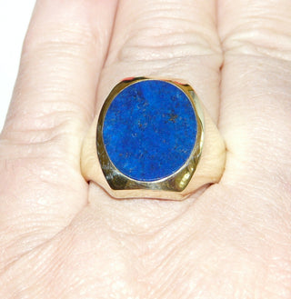 Einzelstück, Lapislazuli-Ring, klassischer Herrenring, Siegelring aus 585 Gold mit einem intensiv blauen, ovalen, flachen Lapislazuli mit schöner Maserung, poliert, innen geschlossen, Ringweite 62,5 -	Unikatschmuck nur erhältlich im Onlineshop von Juwelier & Goldschmiede Danilo! 