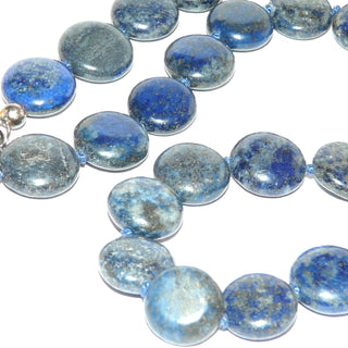 blaues Einzelstück, Edelsteinkette, Lapislazulikette mit lebendigem Farbenspiel von Königsblau bis Graublau, flache Linsen Durchmesser 13mm, Verschluß Metall Karabiner, Länge 46cm, mit Seide geknotet - Goldschmiede Danilo