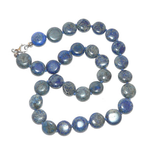 blaues Einzelstück, Edelsteinkette, Lapislazulikette mit lebendigem Farbenspiel von Königsblau bis Graublau, flache Linsen Durchmesser 13mm, Verschluß Metall Karabiner, Länge 46cm, mit Seide geknotet - Goldschmiede Danilo