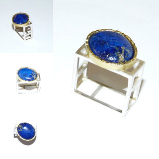 Handgefertigter Unikat-Ring mit ovalem, königsblauen Lapislazuli-Cabochon von 15,2 Karat, Fassung 750 Gelbgold + 925 Silber, Ringschiene aus 4-Kant-Streben, matt, Fassungsrand strukturiert, Ringweite ca. 62 - Goldschmiede Danilo