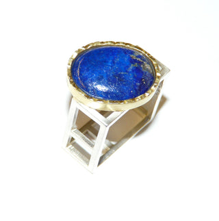 Handgefertigter Unikat-Ring mit ovalem, königsblauen Lapislazuli-Cabochon von 15,2 Karat, Fassung 750 Gelbgold + 925 Silber, Ringschiene aus 4-Kant-Streben, matt, Fassungsrand strukturiert, Ringweite ca. 62 - Goldschmiede Danilo