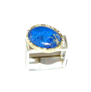 Handgefertigter Unikat-Ring mit ovalem, königsblauen Lapislazuli-Cabochon von 15,2 Karat, Fassung 750 Gelbgold + 925 Silber, Ringschiene aus 4-Kant-Streben, matt, Fassungsrand strukturiert, Ringweite ca. 62 - Goldschmiede Danilo