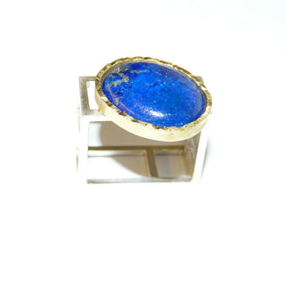 Handgefertigter Unikat-Ring mit ovalem, königsblauen Lapislazuli-Cabochon von 15,2 Karat, Fassung 750 Gelbgold + 925 Silber, Ringschiene aus 4-Kant-Streben, matt, Fassungsrand strukturiert, Ringweite ca. 62 - Goldschmiede Danilo