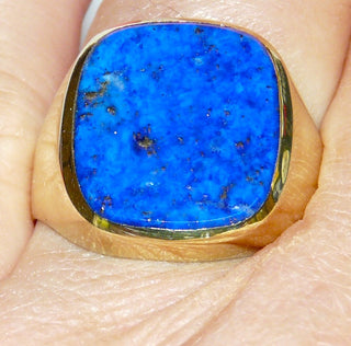 Königsblaues Einzelstück, leuchtend blauer Lapislazuliring, ein klassischer Herrenring, Siegelring aus 585 Gold mit einem flachen, abgerundeten Lapislazuli-Quadrat mit sehr schöner Maserung, glatte polierte Goldflächen, Ringweite 65,5 - Goldschmiede Danilo