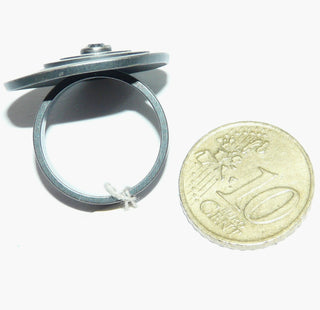 Einzelstück, Lorena-Design, schwarzer Ring "Konzentrik groß" aus 925 Silber, mit einem runden, funkelnd facettierten Bergkristall, seidenmatt, in den Tiefen geschwärzt, asymmetrische konzentrische Kreise, Ringweite 53,5. Österreichischer Design-Schmuck -	
Nur erhältlich im Onlineshop von Juwelier & Goldschmiede Danilo!
