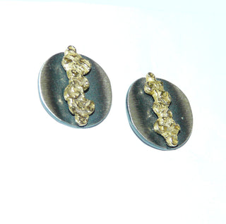 Einzelstücke, Lorena-Design, schwarze, runde Ohrstecker "Goldstreifen im Kreis" aus 925 Silber, teilweise vergoldet, seidenmatt, in den Tiefen geschwärzt, vergoldeter Streifen als Applikation, Ringweite 55. Dazu paßt Ring Nord 0048. Österreichischer Design-Schmuck - Unikate und Pretiosen nur erhältlich im Onlineshop der Goldschmiede Danilo! 